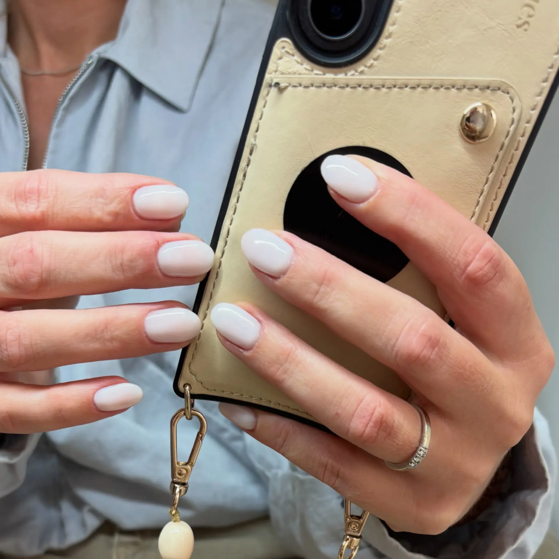 Verzorgde handen met een naturel manicure